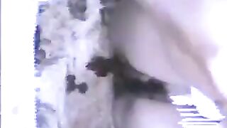 Непристойная девушка с необычной прической испачкала лицо своими выделениями